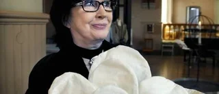 Raili Mannerla visar hönsbenskors i kyrkan