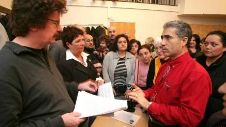 Abbe Kasselia lämnar över en protestskrivelse till Lars Stjernkvist (s). Hagebyföräldrarna vill ha skolan kvar. arkivbild: leif Hallberg