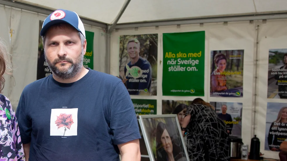 Henrik Blind har anmält vandaliseringen av valaffischerna till polisen.