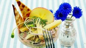 Kunglig cocktail.  Bjud på Leif Mannerströms majestätiska matjescocktail i midsommar.