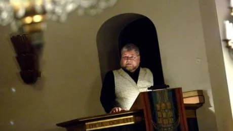 Inbjuden. Peter Harryson var en av jubileets inbjudna artister. Hans uppgift var att läsa Hjalmar Gullbergs vackra texter i ”Förklädd gud”, och det gjorde han, stilsäkert, från en upphöjd position – predikstolen. Foto: Elin Lindholm