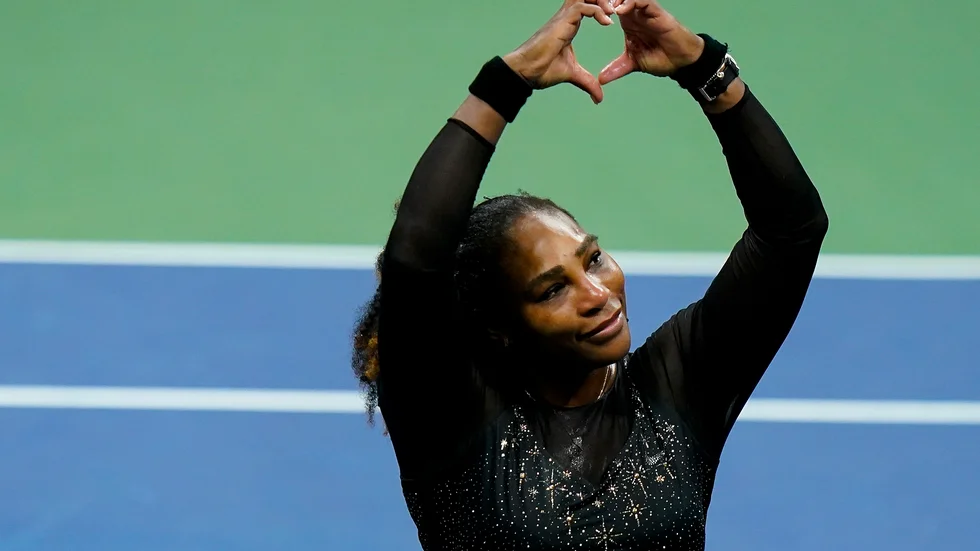 Serena Williams gör ett handhjärta mot publiken efter att ha förlorat matchen mot Ajla Tomljanovic.