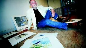 Cool konstnär. Helge Hupa sitter mitt bland den härliga röran av akvareller. Hans vernissage äger rum i dag på Galleri 55.FOTO: Ellen Kindstrand