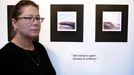 Lisa Rohlin ställer ut bilder i sin egen teknik, ”akvarellografi” på Galleri f vid Gamleby torg från och med idag (lördag) och en vecka framåt. Till alla bilder finns små visdomsord kopplade, ofta är de hennes inspirationskälla.  FOTO: HANS BRANDIN