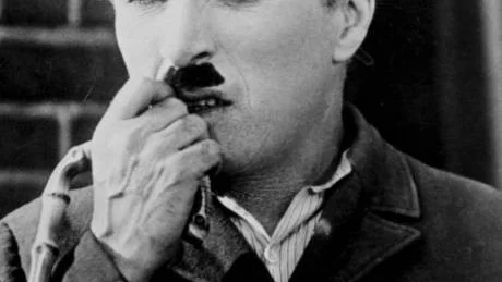 Charlie Chaplin 1934. Här står han på höjden av sin karriär och har filmen ”Stadens ljus” bakom sig och ”Moderna tider” framför sig.Foto: Scanpix