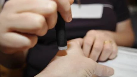 Med moxa värmer man akupressurpunkter med en cigarr av ihoprullad torkad gråbo. enligt kinesisk medicin ska det få fart på immunförsvaret och är man kall och frusen av en förkylning är det väldigt skönt. Har man däremot feber ska man inte moxa, då arbetar kroppen redan för fullt.