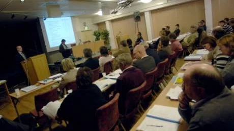 Lång debatt. Landstingsfullmäktige inleddes på tisdagen i Västervik med en debatt om vilka besparingar som kan göras i vården. Debatten blev lång, men inget beslut hann fattas. Foto: Elin Lundholm