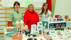 Lite av varje. Fina keramiksaker, tavlor och almanackor fanns i den monter där man kunde hitta Anne Karlsson, Inger Uggla och Ebba Karlsson.