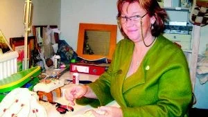 Syr fårskinnsmössor. Flitens lampa lyser hos hantverkare Yvonne Söderman i Ankarsrum. Om tre veckor finns hennes fårskinnsarbeten på Ankarsrums julmarknad.