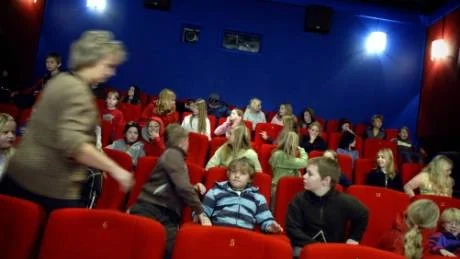 Förväntansfulla. Skolelever från Blackstad strömmar in i biosalongen för att se filmen Trigger.