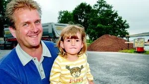 Glada badare. Annie Hansson tar snart med sig pappa Lennart och syskonen Olle, Ida och Johan och badar.
