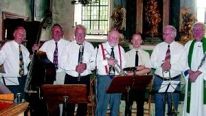 Sankta Gertrud. Här är hela Hep Cats i Sankta Gertruds kyrka. Från vänster pianisten Pelle Larsson, basisten Jan Bergnér, klarinettisten Torsten Ahlberg, Jack Lidström, trumpetaren och bandledaren, Per Jakelius, här långt från sina trummor, Stephan Lindstein, trombonisten. Längst till höger prästen Nils-Göran Wetterberg som mot slutet av gudstjänsten inte kunde motstå lusten att själv gå in i bandet med sin klarinett.
