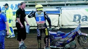 Bråk. Det blev hårda ord mellan Masarnas lagledare Andreas Engh och Västerviksföraren Chris Harris efter incidenten i det 14:e heatet i går kväll.Foto: Jens Ohlsson/Scanpix
