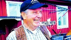 Populär man på fredagar i Ankarsrum. Fiskaren Ingvar Nilsson från Flatholmen började sälja sin färska fisk på bruksorten för 23 år sedan. I går uteblev han då sälen bara lämnat kvar 14 strömmingar i nätet. Arkivfoto: MAGNUS GLANS