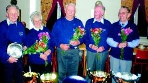 Uppvaktning. Boulekommittén i Hjortedbygdens SPF fick blommor av boulegänget som firade sin tio-åriga verksamhet med fest i Getterums bygdegård. Från vänster Ingvar Pehrsson, Maj-Britt Pehrsson, Ingvar Andersson, Evert Johansson och Nils Ahlström. Foto: Privat