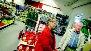 Draget avtar. I och med alla de nya varuhusen i Västervik känner man inte längre samma drag efter att åka till Linköping och handla, säger Björn och Ing-Marie Swedborg från Tuna.