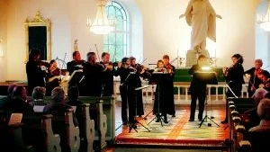 Uknakonsert. Drygt 60 personer lyssnade på Camerata Nordicas konsert i Ukna kyrka på lördagskvällen som var en av ensemblens allra sista repetitioner inför den USA-turné som man flyger ut på redan i morgon. Foto INGEMAR PETTERSSON