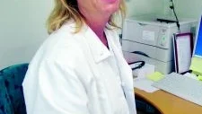 Kämpar vidare för fast personal. Tf verksamhetschef Maria Karlsson på distriktsläkarmottagningen i Ankarsrum har löst läkarbemanningen till årets slut. Foto:  MARGARETA LJUNGBLAD