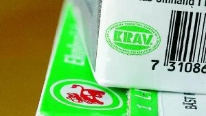 Kravsymbolen. Den aktive konsumenten håller utkik efter Krav-symbolen på varorna i butiken.Foto: Jonas Ekströmer/Scanpix