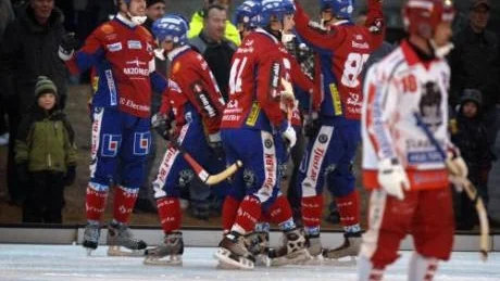 Derbyjubel. Anders Davidsson och lagkompisarna i Tjust Bandy jublar sedan Anders gjort 4-2 i annandagsderbyt mot Målilla. Till slut vann Tjust med 8-6 sedan Anders svarat för tre av målen.