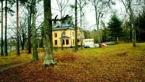 Flytt. Den psykvård som i dag bedrivs på Reimersholm i läkarvillorna måste flytta när området exploateras. Men husen i sig ska bevaras och är belagda med rivningsförbud. Foto: Anders Liljegren