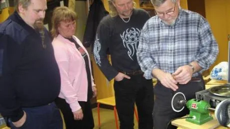 Knivslöjd.  Örjan och hustru Anette Lindgren, Jörgen Ekelund och Janne Johansson i startgropen för en ny termin med sin favoritsysselsättning.