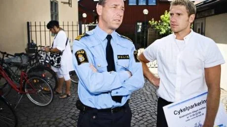 Klas Werme och Joakim Jansson berättar om den övervakade cykelparkering som kommer att öppna på måndag. Foto: andreas smitz