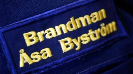 Det är tungt, både psykiskt och fysiskt att jobba som brandman men Åsa Byström stortrivs. - Det är ett utmanande och omväxlande yrke, säger hon.