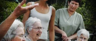 Nedhuggna träd får pensionärerna att rasa