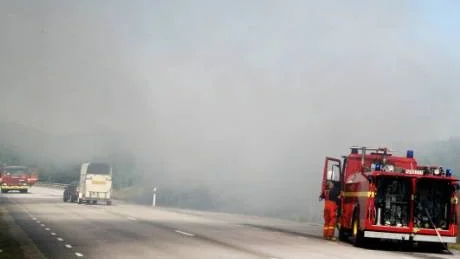 Röken från branden vid Lapserum låg tjock över  riksväg 35.Foto: Leif Pettersson