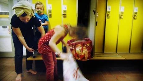 Mamma Jennie Lilja byter om med barnen Isak och Ebba efter ett bad. Både omklädningsrummen och duscharna ska få ny färgsättning när simhallen renoveras.