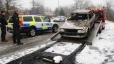 Den brunna bilen som stått på parkeringen vid ICA i Ankarsrum bärgades bort i går eftermiddag av Morgan Rondahl, Falck räddningskår AB.  Han hade begärt polisövervakning till bärgningen.