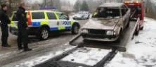 Polisövervakning när den utbrända bilen bärgades