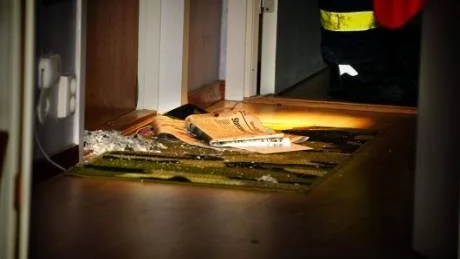 Något brännbart kastades in via brevinkastet i lägenheten på Skyttegatan och det började brinna. Branden upptäcktes i tid och skadorna kunde begränsas. Ingen var hemma i lägenheten. Foto: Anders Steiner