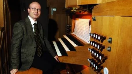 Bo Ingelberg vid Lördagsmusikens huvudinstrument, den 40-åriga Marcussen-orgeln.Foto Anders Steiner