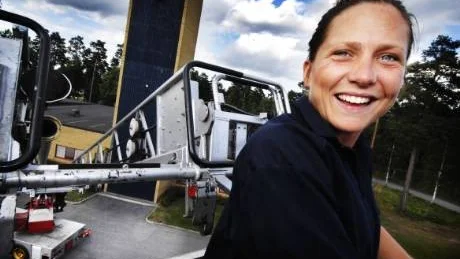 - Jag upplever mig inte fysiskt svagare än mina manliga kolleger. Dessutom finns det ju både små och stora killar, säger Elinår Gullström som är en av två kvinnliga brandmän i Västervik.Arkivbild: Ellen Kindstrand
