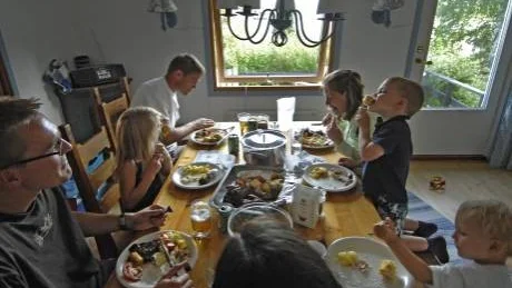 Det går att fixa middag till hela familjen i en vecka för 400 kronor om det kniper. Ingen lyx, mycket billiga basvaror och inga halvfabrikat är receptet.Foto: Hasse Holmberg/Scanpix