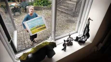 På lördag har Lars Pettersson Udd vernissage på utställningen "Sommartider". Platsen är galleriet på Wimmerströmska gården och konstverken kommer att vara i minst sagt blandade former. Foto: Lisa Olaison