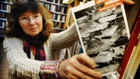 Åsa Österlöf, på Västerviks bibliotek, letade snabbt fram alla böcker av Jean-Marie Gustave Le Clézio som tilldelas årets Nobelpris i litteratur. - Vi samlar dem på en hylla framme vid disken så att de syns väl, säger hon.  Foto. Ellen Kindstrand