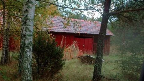 Flera områden är fortfarande avspärrade. Polisen har genomsökt denna byggnad eftersom den misstänkte ska ha haft nycklar dit. Foto: Ingemar Petersson