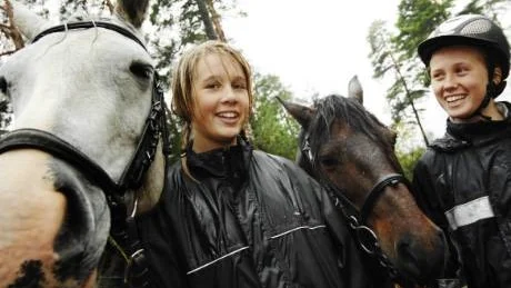 Hästarna Russin, till vänster, och Tim, blev blöta och ledsnade efter några timmar. Fram till dess fick barn rida på dem med hjälp av Cornelia Lind och Klara Jonsson från Målserums ridskola.