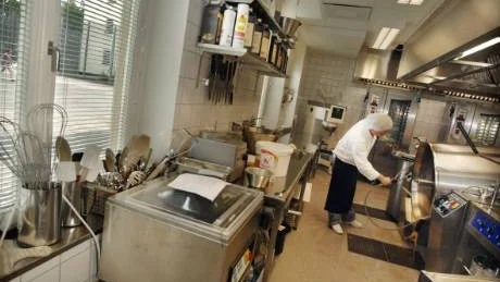 Efter att ha ätit kommunal mat får nu internerna på fängelset vid Gertrudsvik mat som är producerad i det nya köket i det så kallade klockhuset. Det blir betydligt billigare att laga i egen regi än att köpa från kommunen. Foto: Lisa Olaison