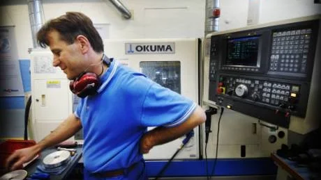 CNC-operatörer är en hett eftertraktad yrkesgrupp på arbetsmarknaden just nu. Vebih Duraku på Slip Naxos har fått sin utbildning till CNC-operatör betald av företaget.