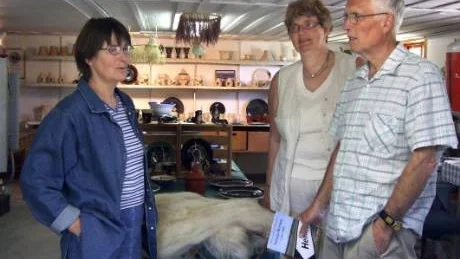 Anne Karlsson får i uppdrag att göra en fågel i keramik till Anita och Ingemar Andersson från Linköping som passade på att besöka Tjustad på väg till sommarstället i Hallmare.