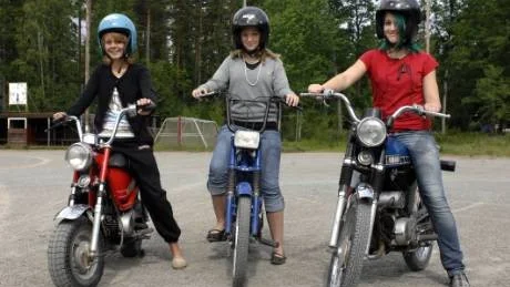 Amanda Lundén, Amanda Larsen och Moa Lundén var tre av åttondeklassarna som fick testa att köra moped på tisdagen.