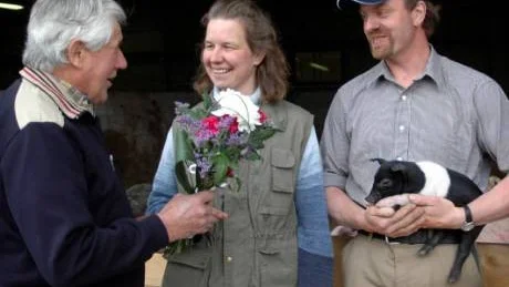 Här ses ordföranden i Tjust Härads Hushållningsgille, Torvald Nilsson från Helgenäs då han överlämnar blommor från gillet till Katarina och Andreas Rydén vid ett besök på deras gård i Öndal,  Edsbruk.Foto: Ingemar Petersson