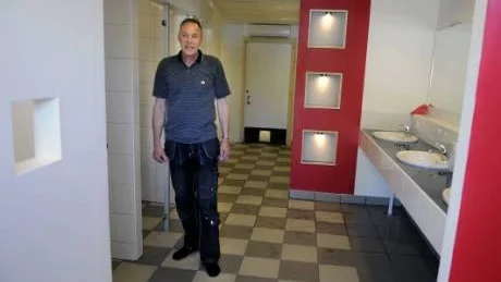 Toaletterna på campingens norra sida är alldeles nyrestaurerade. Åke Säll, från Vimmerby, står bakom ritningen. Han är en av långliggarna på Bjursunds camping.