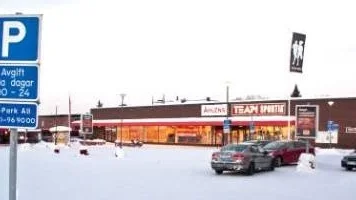 RISKABELT. Två gånger har samma parkeringsvakt attackerats på Åhlénsparkeringen. Sista gången kördes hans ena fot över.