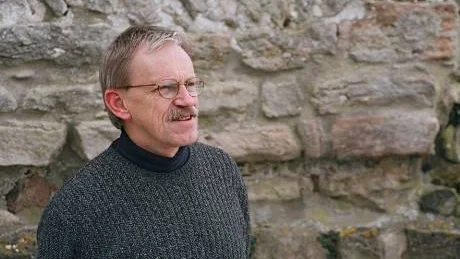LÄRARE. Håkan Andersson är lärare, bosatt på Gotland. Han debuterade sent, vid 59 års ålder, med romanen Breven. Ansatsernas bok är hans fjärde bok.
