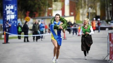 seger. Nicklas Berglund fick segerkransen av fritidschef Helén Wiklund Wårell. Foto: Petra Isaksson